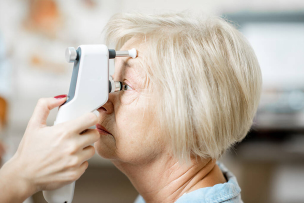 Messung des Augeninnendrucks einer Seniorin - Foto, Bild