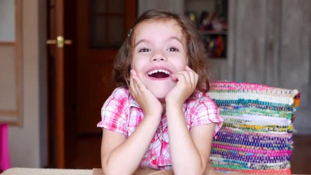 images de adorable petite fille assise à la maison et regardant la caméra
 - Séquence, vidéo