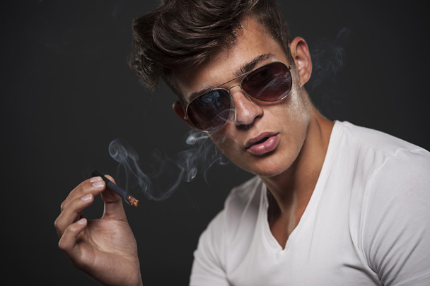Hombre fumando cigarrillo
 - Foto, imagen