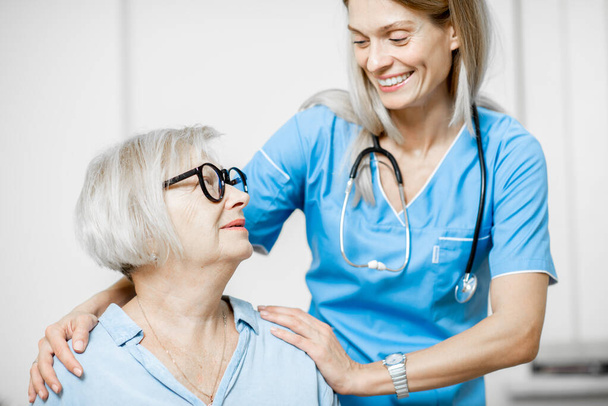Enfermeira cuidando da mulher idosa
 - Foto, Imagem