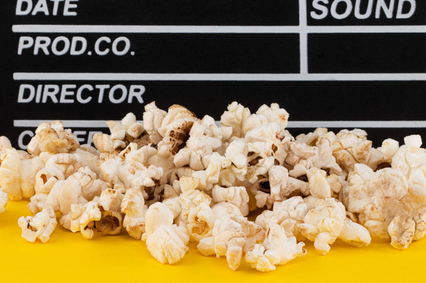 Popcorn et clapperboard sur fond coloré
 - Photo, image