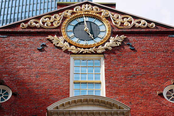 cihlová budova s velkými hodinami v Bostonu - Fotografie, Obrázek
