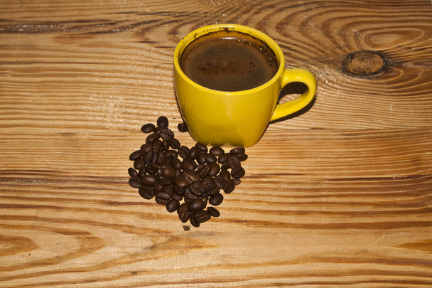Tazza di caffè isolato su uno sfondo di legno
 - Foto, immagini