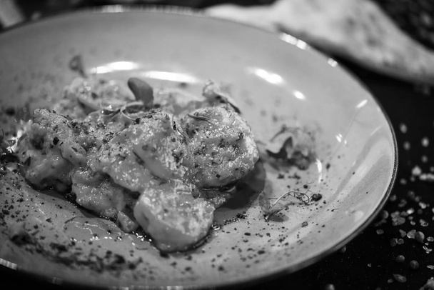 piatto di gamberetti saganaki con pomodorini freschi, aglio, timo, pepe e liquore all'anice
 - Foto, immagini