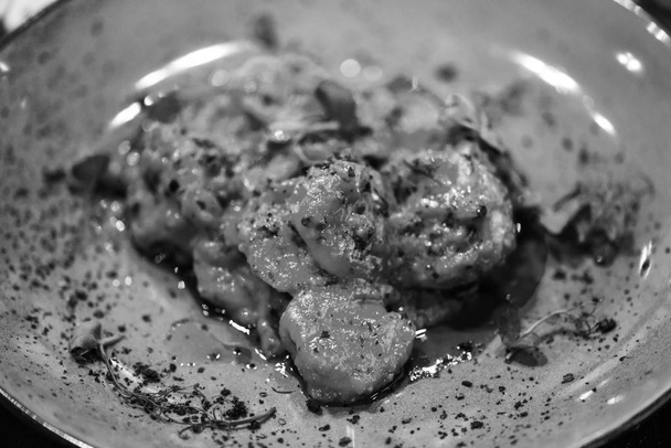 piatto di gamberetti saganaki con pomodorini freschi, aglio, timo, pepe e liquore all'anice
 - Foto, immagini
