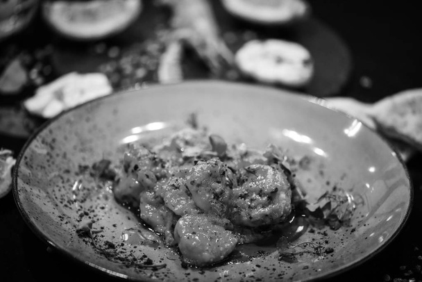 Saganaki-Garnelen-Gericht mit frischen Kirschtomaten, Knoblauch, Thymian, Pfeffer & Anis - Foto, Bild