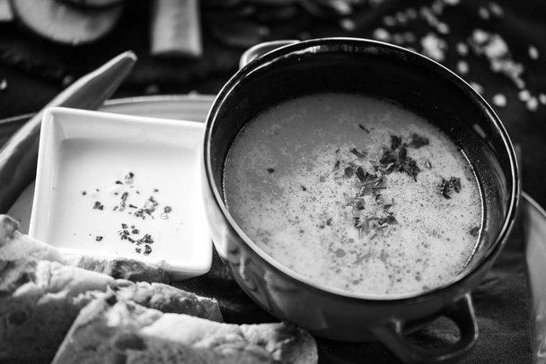 вкусный традиционный румынский суп со свежими овощами, говядиной и домашним хлебом
 - Фото, изображение