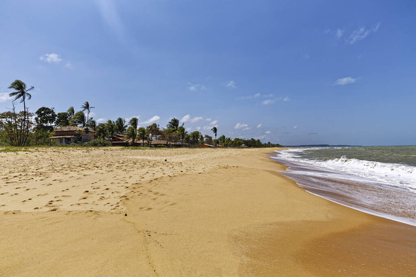 Caraiva, Estado de Bahía, Brasil - 08 de septiembre de 2019 - Panorama de Riverside. Paisajes y vida cotidiana de Caraiva Beach
. - Foto, imagen