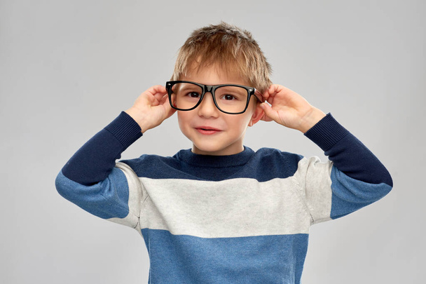 portrait of smiling little boy in glasses - Foto, afbeelding