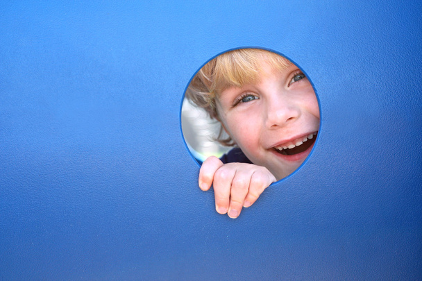 Дитячий пошук через отвір на дитячому майданчику
 - Фото, зображення