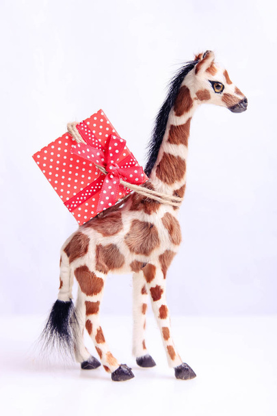 Іграшка жираф з подарунком
  - Фото, зображення