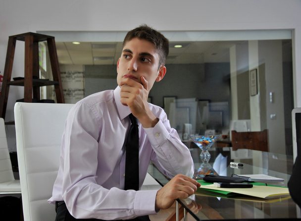 hombre de negocios sentado en su oficina
 - Foto, Imagen