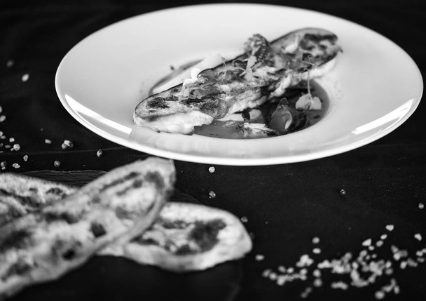 sopa de mariscos de ingredientes frescos y pan tostado casero untado con especias
 - Foto, imagen