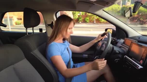 Donna in abito rosso è arrabbiato e sconvolto, perché la sua auto si ruppe
 - Filmati, video