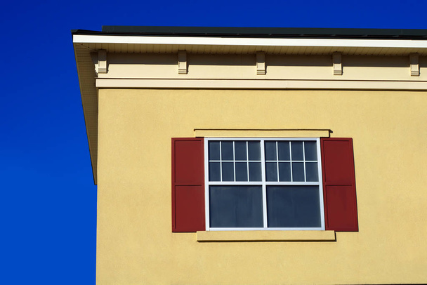 raam geel beige muur gevel dak blauw hemel beton gebouw - Foto, afbeelding