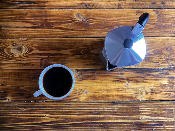 マグカップにモカ鍋からコーヒーを注ぐ手 - 写真・画像