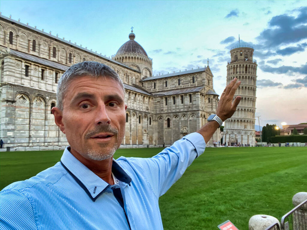 Feliz hombre tomando selfies en Plaza de los Milagros, Pisa, Toscana - Italia
. - Foto, Imagen