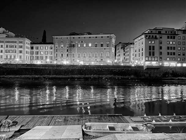 夜は旧橋とフィレンツェ・ルンガルニ。パノラマの街並I - 写真・画像