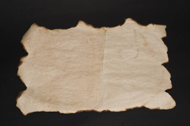 buruşmuş kağıt siyah arkaplanda izole edilmiş - Fotoğraf, Görsel
