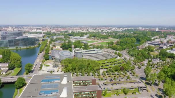 Strasbourg, Fransa. Binaların kompleksi Avrupa Parlamentosu, Avrupa İnsan Hakları Mahkemesi ve Avrupa Sarayı 'dır. 4K - Video, Çekim