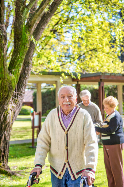 Boldog idős, érett, nyugdíjas férfi élvezi a szabadban töltött időt. - Fotó, kép
