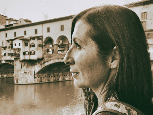 Florence Old Bridge 'e bakan kadın - Fotoğraf, Görsel
