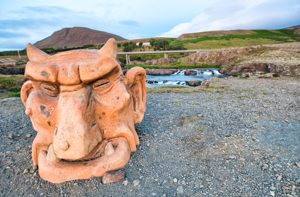 Rzeźba trolla w pobliżu wodospadów, Islandia - Zdjęcie, obraz