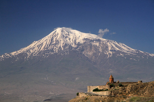 Monte Ararat, 5.137 m, pico mais alto da Turquia, vista do mosteiro de Khor Virap, Armênia
  - Foto, Imagem