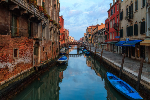 Каналами Венеції
 - Фото, зображення