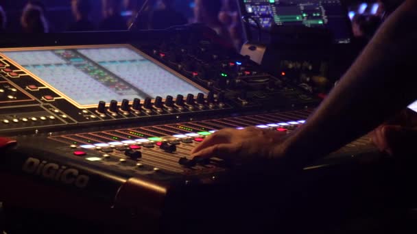 O engenheiro de som trabalha no controle remoto na festa 4K
 - Filmagem, Vídeo
