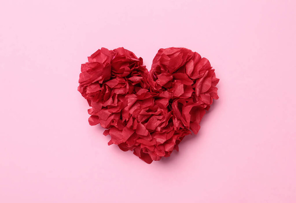 Red heart on pink background, top view - Foto, afbeelding