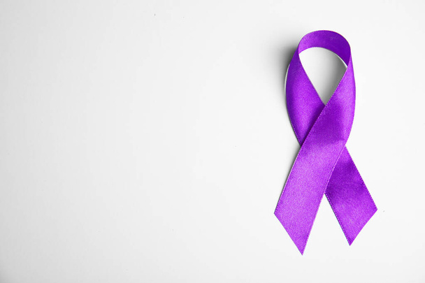 Purple ribbon on white background, top view. Domestic violence awareness - Foto, Bild