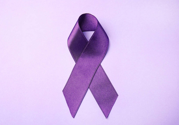 Purple ribbon on lilac background, top view. Domestic violence awareness - Foto, immagini
