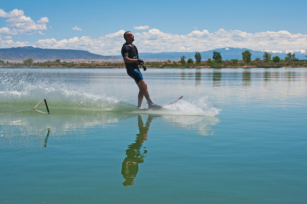 volwassen man slalom waterskiën - Foto, afbeelding