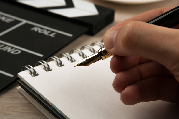 πένα στυλό στα χέρια ενός σεναριογράφου - Φωτογραφία, εικόνα