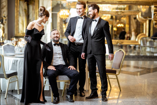 Pessoas bem vestidas no restaurante de luxo
 - Foto, Imagem