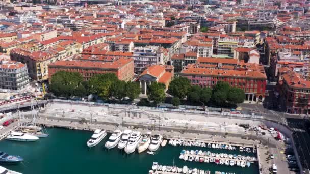 Αεροφωτογραφία του θαλάσσιου λιμανιού και του λιμανιού με πολυτελή σκάφη αναψυχής στο Port de Nice της Γαλλίας σε μια ηλιόλουστη καλοκαιρινή μέρα. Πάμε. Πάνω άποψη των λευκών σκαφών, της πόλης, και μπροστά στη θάλασσα. - Πλάνα, βίντεο