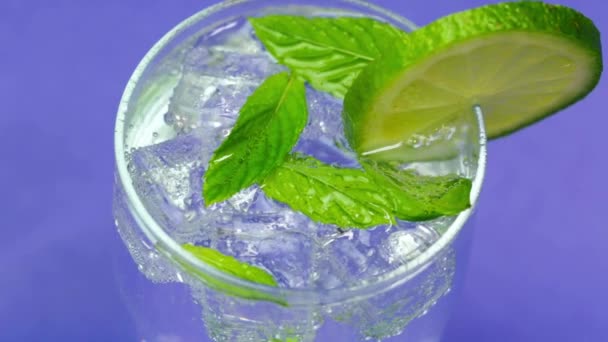 Frische-Cocktail mit Minze, Eis und Limette. Limonaden-Mojito-Drink-Cocktail    - Filmmaterial, Video