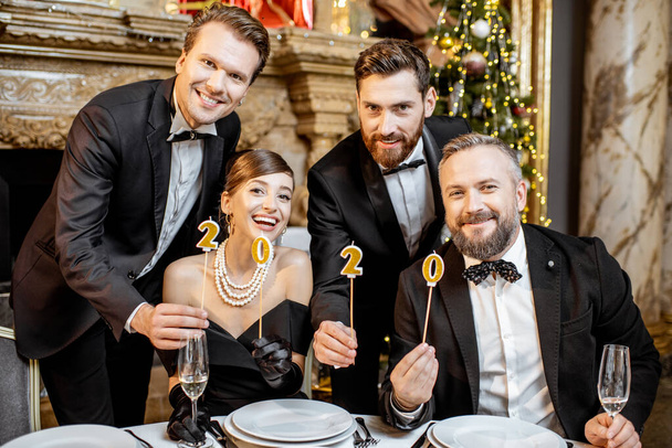 Elegantní lidé slaví Silvestrovskou dovolenou - Fotografie, Obrázek