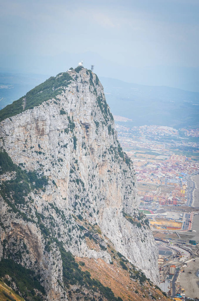 panoramiczny widok na miasto Gibraltar i poddaje się  - Zdjęcie, obraz