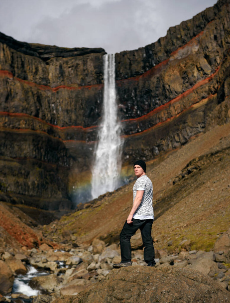 Turismo mirando la cascada de Oxarafoss en Islandia
 - Foto, imagen