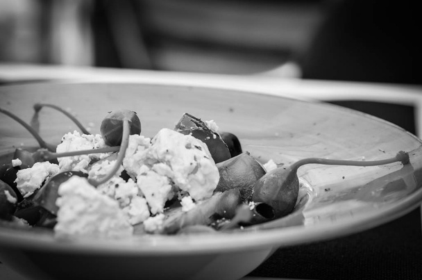 вкусный греческий салат со свежими овощами и греческим сыром, с оливковым маслом и специями
 - Фото, изображение