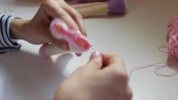 Kobiece ręce podczas robienia lalek - Materiał filmowy, wideo