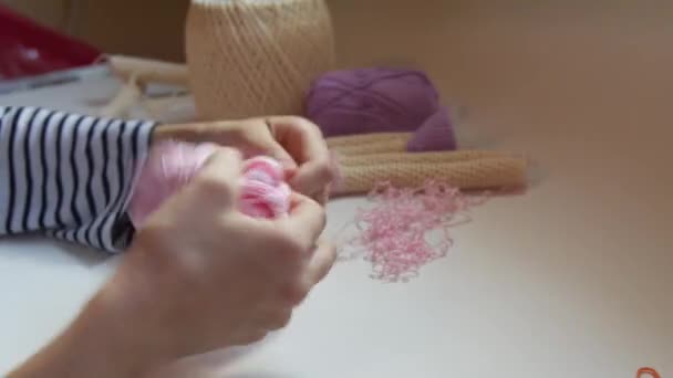 Femmes mains tandis que la fabrication de poupée
 - Séquence, vidéo