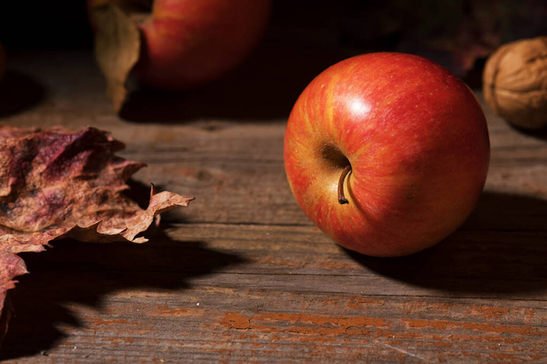 Fall omenat ja värikkäitä lehtiä vanha maalaismainen puulevyt. Syksyllä. Kauneuden sadonkorjuu syksyn käsite. Syksyn koostumus
 - Valokuva, kuva
