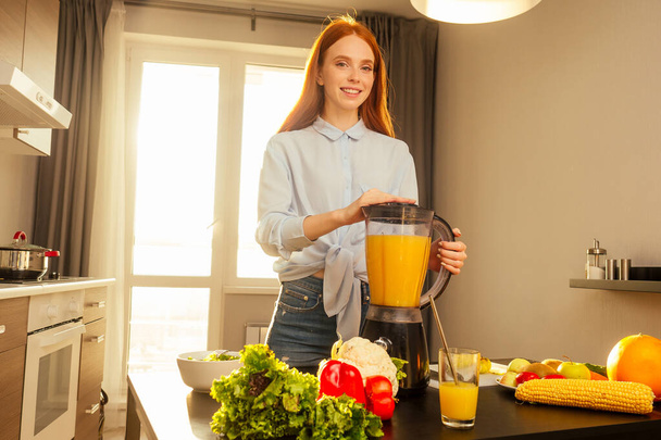 redhaired ginger pregnant woman shake smoothies fruit in blended.eco friendly lifestyle:useing reusable tube - Fotoğraf, Görsel