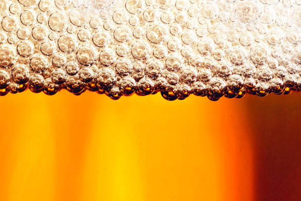 ビールのガラスにおけるビールと泡の相境界. - 写真・画像