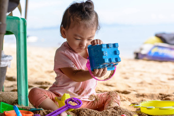 Mignon asiatique bébé fille jouer avec plage jouets sur la plage
 - Photo, image