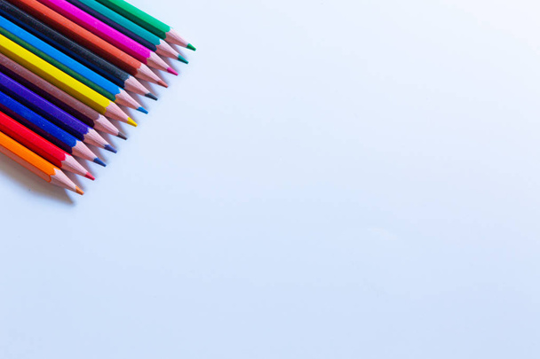 Színes ceruzák elszigetelt fehér háttér - Fotó, kép
