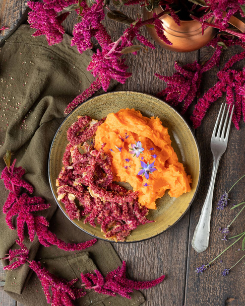Жареный амарант каудат с цветами сладкого картофельного пюре
 - Фото, изображение